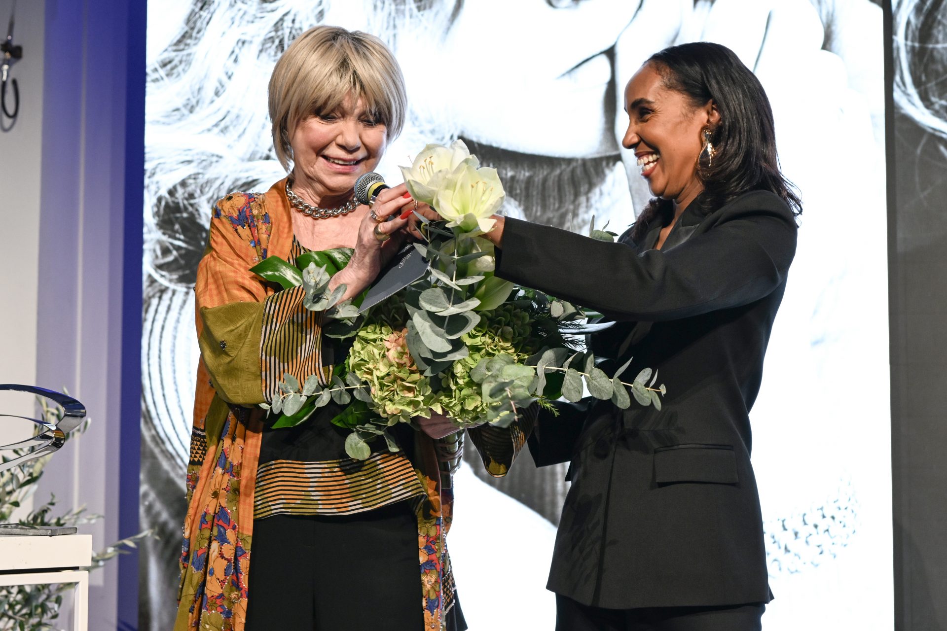 Hadnet Tesfai beglückwünscht die Preisträgerin