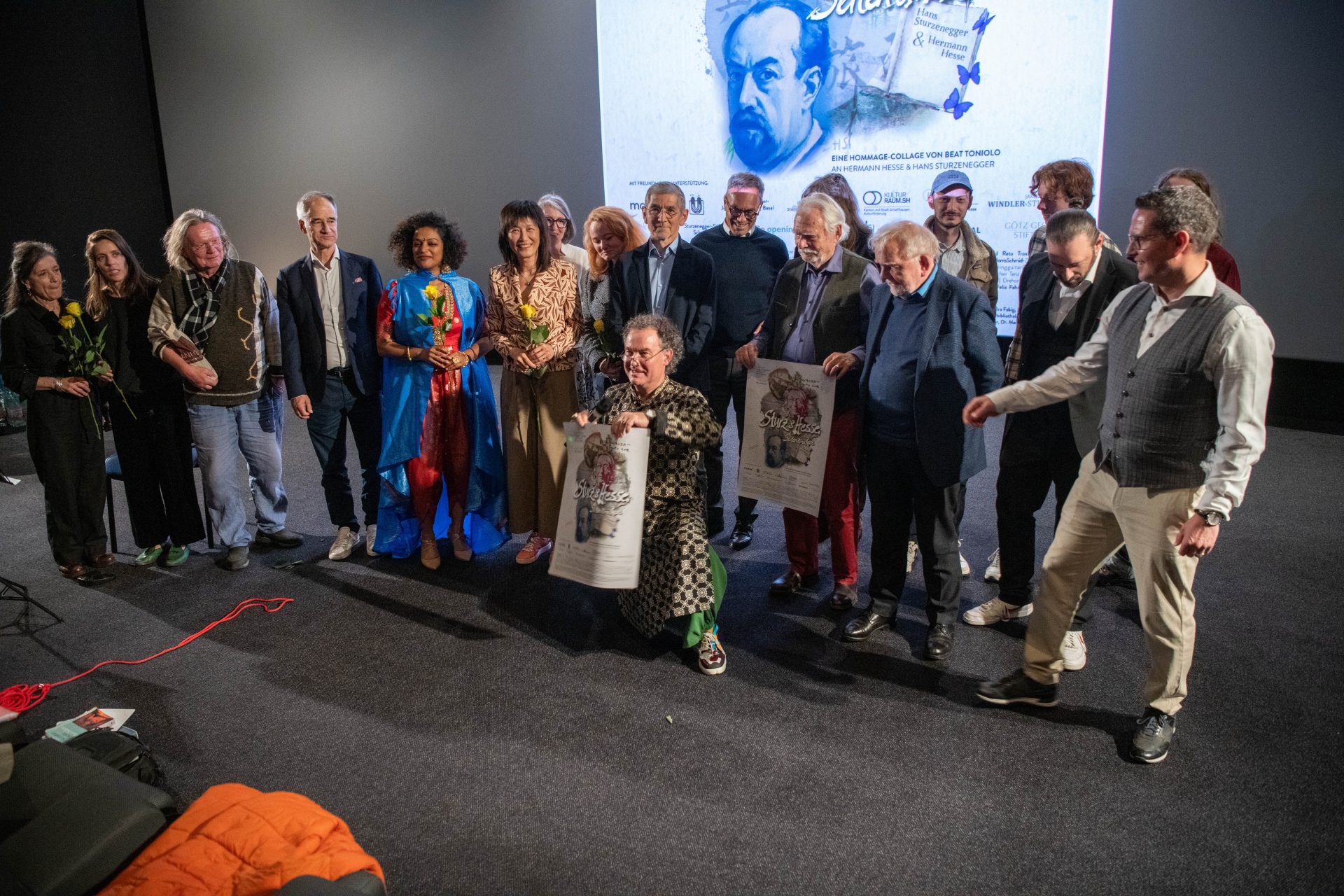 Premierenstimmung mit Filmbeteiligten und Unterstützern
