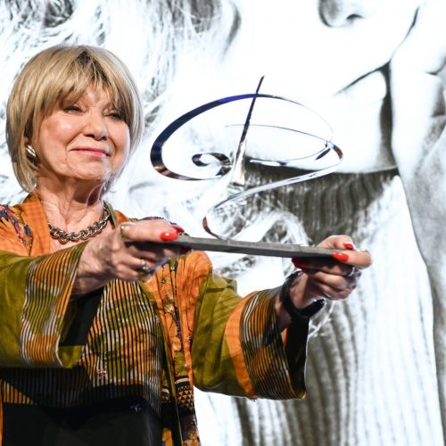 Eine stolze Preisträgerin mit ihrem Ehrenpreis